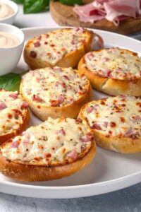 Gefüllte Pizzabrötchen mit Dönerfleisch, Schafskäse & Käse